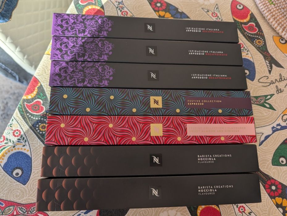 Máquina de café Nespresso + cápsulas + descalcificante