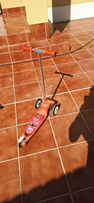 Trotinete Infantil 3 Rodas - Disney Cars (Faísca McQueen)