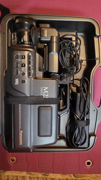 Kamera VHS Panasonic NV-M25 + Oryginalna Walizka VW-SHM10 – Retro / Kolekcjonerska USZLODZONA + MAGNETOWID