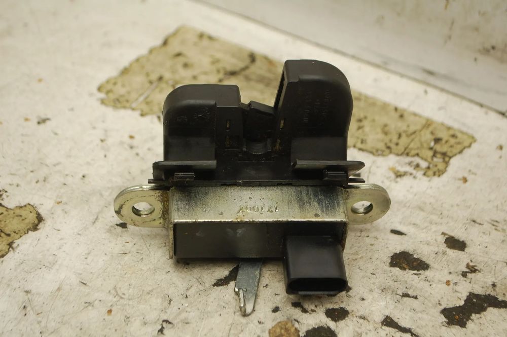 ZAMEK KLAPY BAGAŻNIKA TYŁ TYLNY 1P0827505A SEAT LEON II ALTEA TOLEDO III 5P0827505C 5P5827505 1K6827505E VW GOLF V PASSAT B6