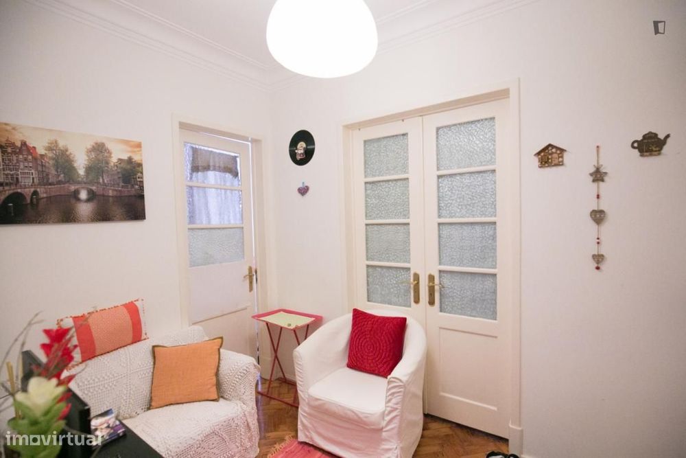 Quarto - localizado em Campolide Lisbon