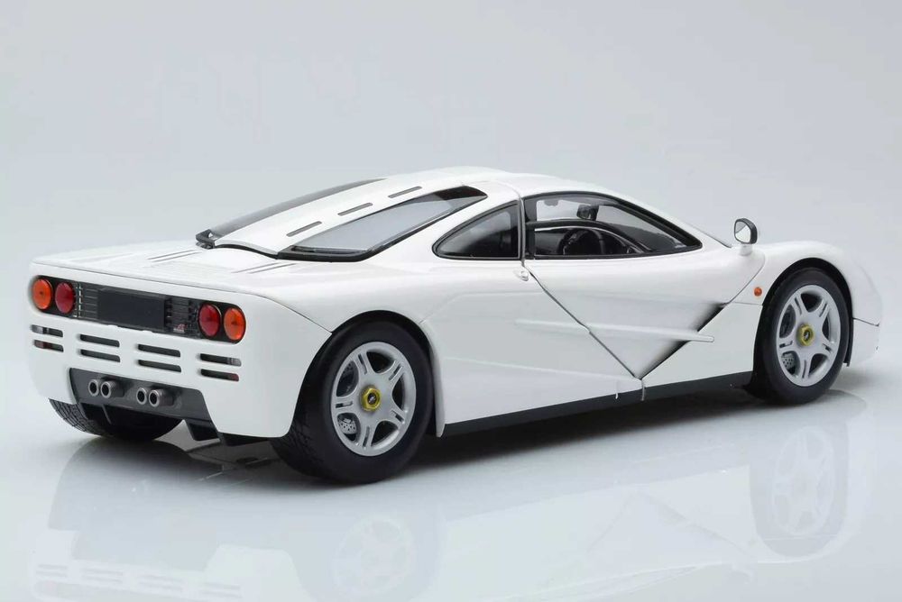 1/18 mclaren f1 white (minichamps)