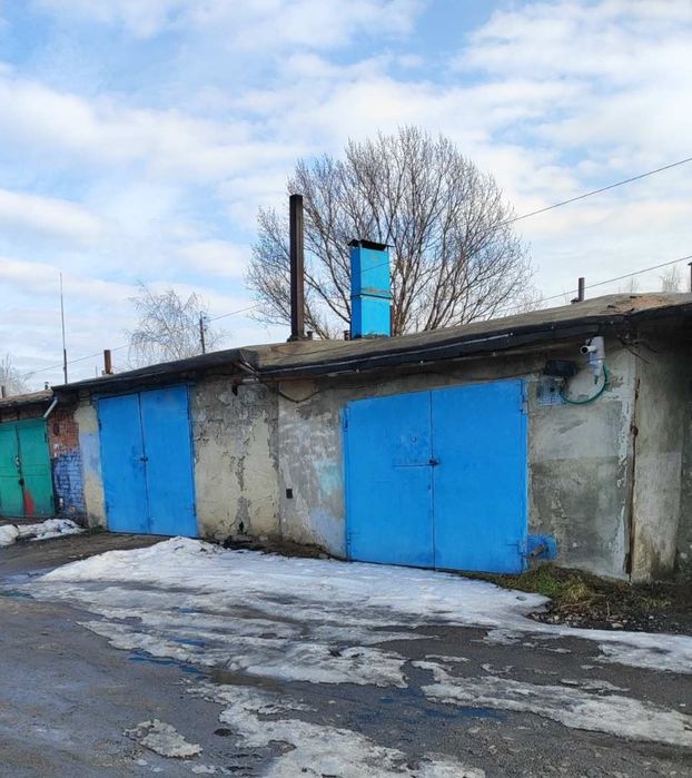 за гаражами 
