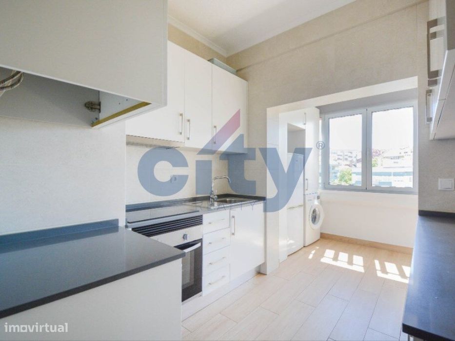 Apartamento T3 com cozinha equipada. Junto ao metro do Lumiar e à s...