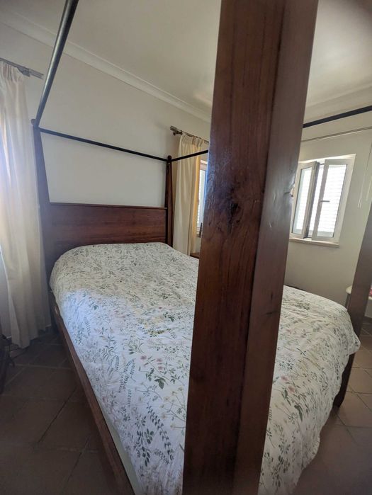 Cama de Dossel de Casal em Madeira Maciça + 2 Mesinhas de Cabeceira — Estilo Rústico/Colonial