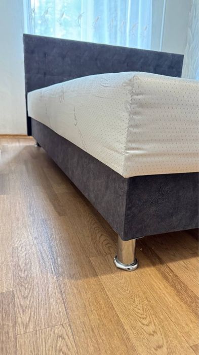 Ліжко двуспальне.