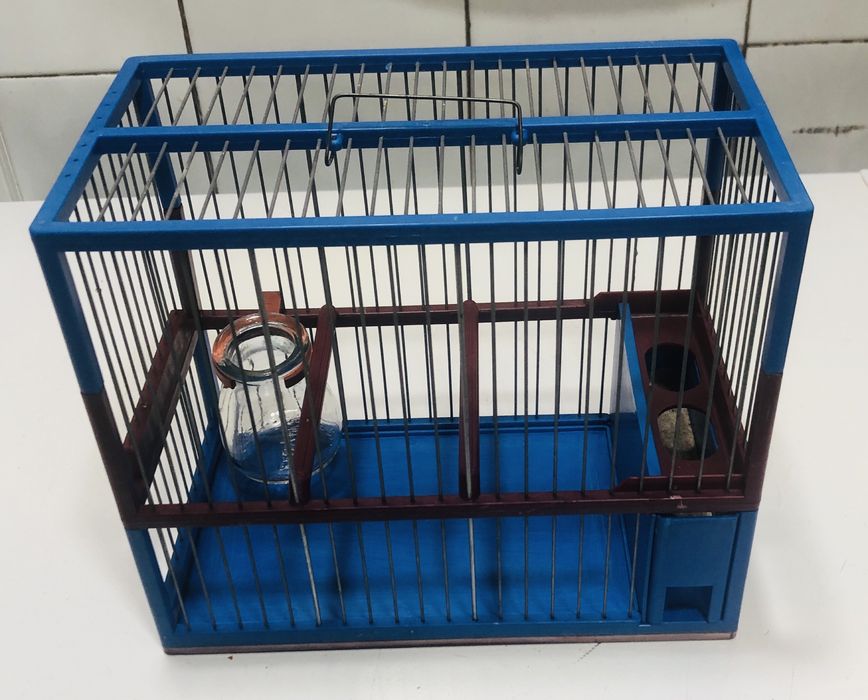 Gaiola de Canto em plastico …..