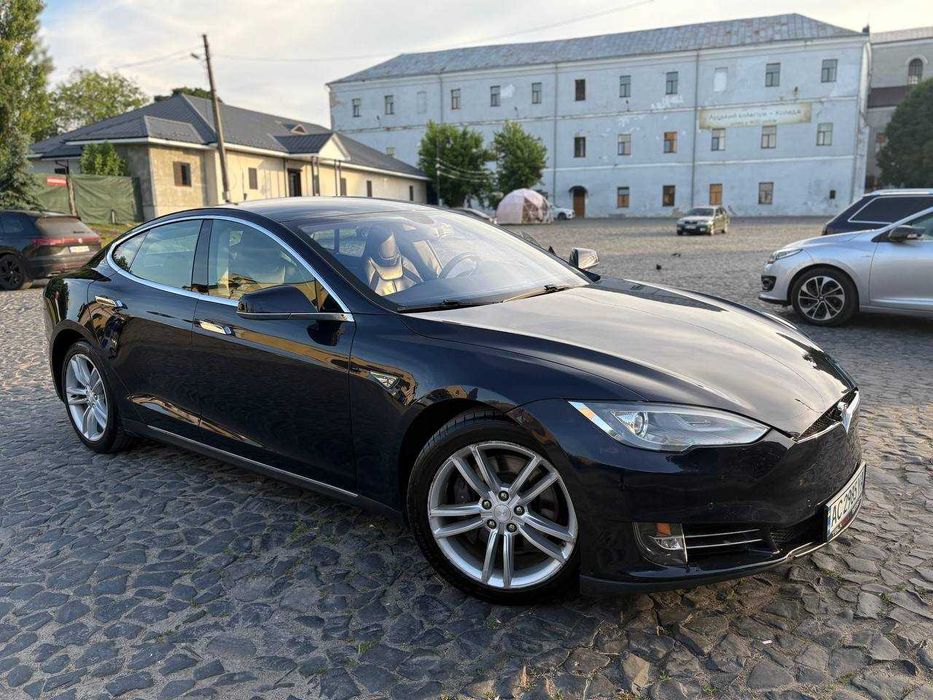 Продаж Тесла s 85