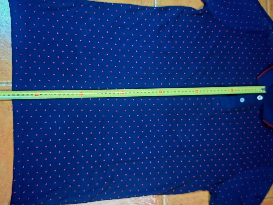 Polo azul com pintas bordeaux