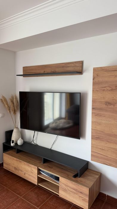 Móvel de sala TV (madeira e preto)