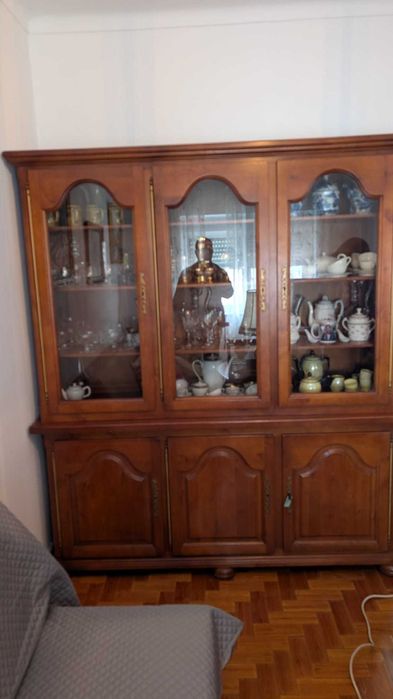 Móvel cristaleira em madeira maciça e em bom estado