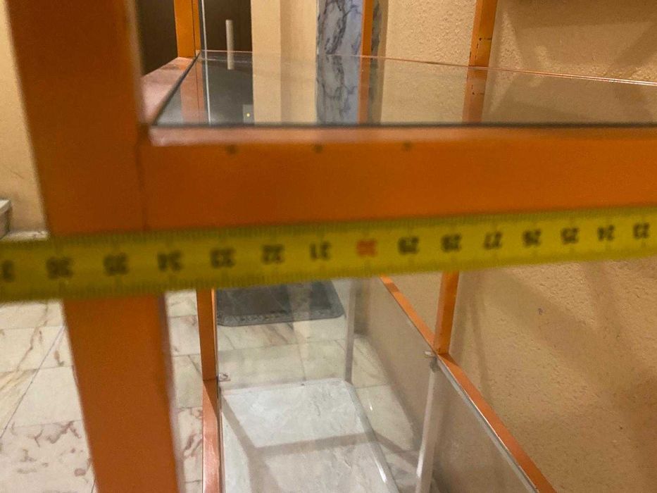 Estante em ferro com prateleiras em vidro