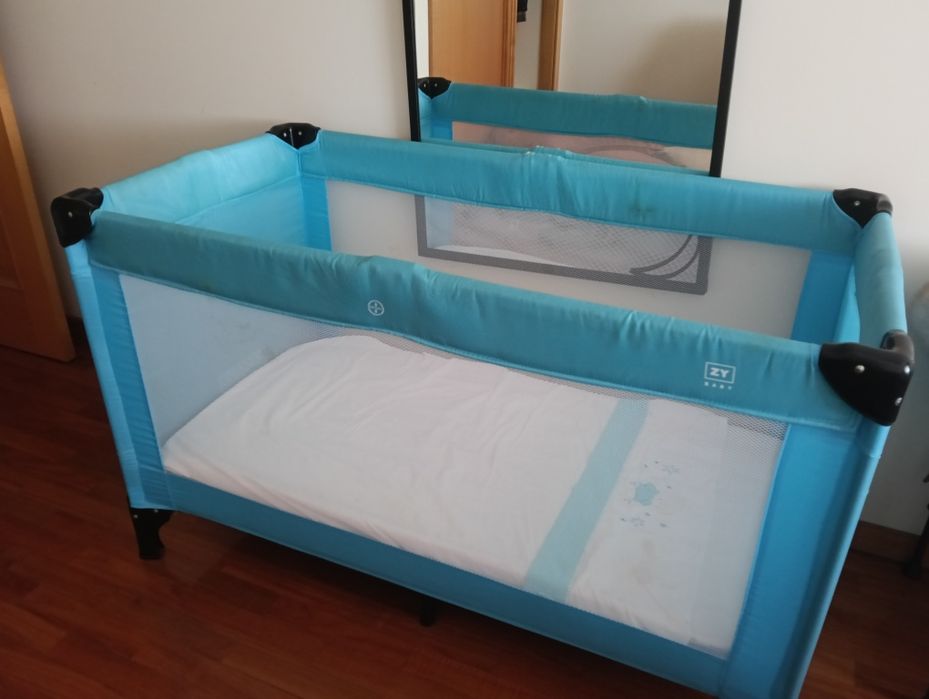 Cama de viagem azul