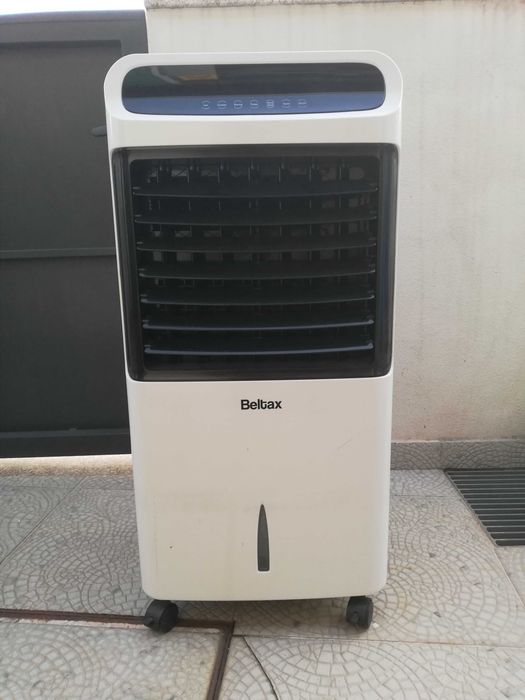 Aparelho climatizador com recipiente para água.