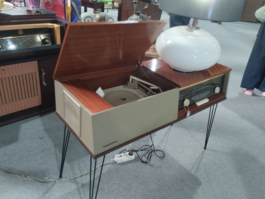 Móvel rádio gira discos
