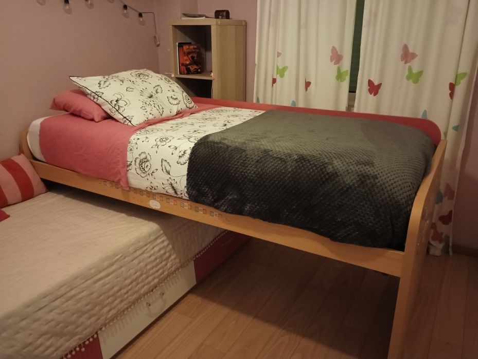 Duas camas de  criança