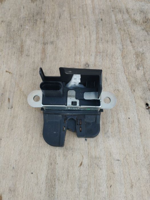 Замок задней Ляды Passat B6 B7 Golf Tiguan