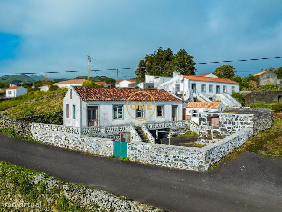 Moradia T1 com Terreno Amplo e Vista Mar – Excelente Potencial de Inve