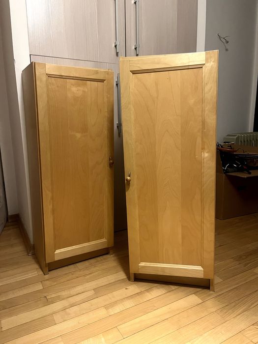 szafka z półkami w jasnym kolorze