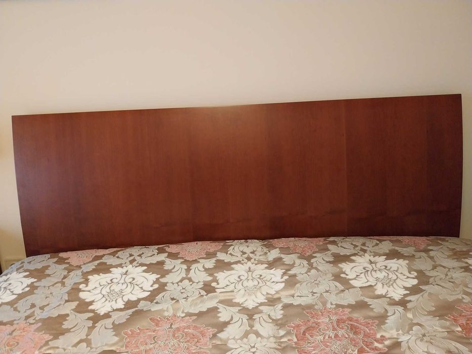 Cama com estrado e colchão em cerejeira maciça