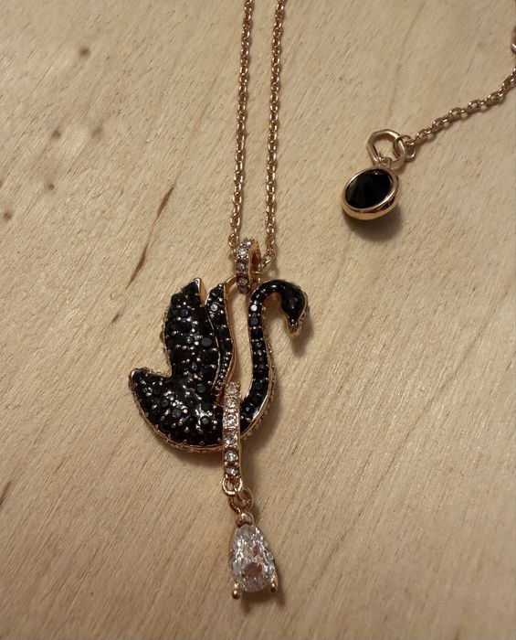 Naszyjnik Czarny łabędź z łezką sygn Swarovski