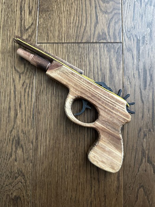 Деревʼяний пістолет на резинках, пистолет