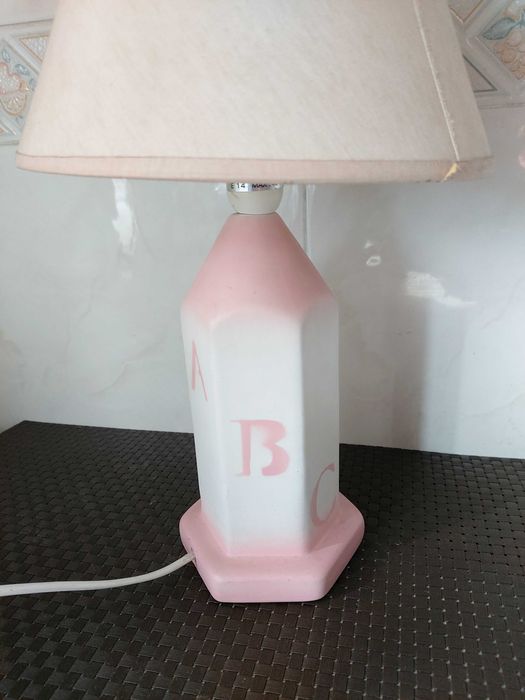 Candeeiro rosa com letras e números