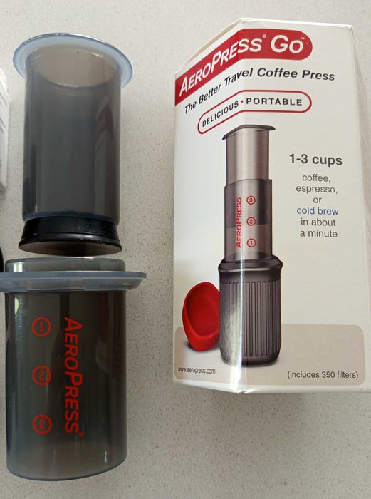 Cafeteira AeroPress Go com caixa de filtros como nova