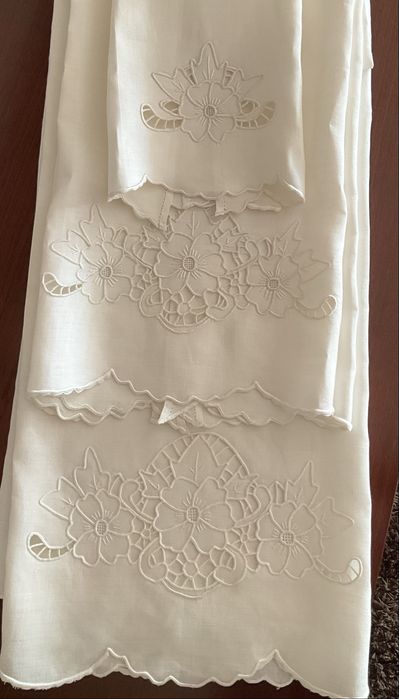 Conjunto 3 toalhas em linho puro, bordadas à mão