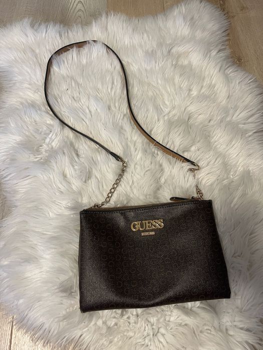 Torebka GUESS monogram na długim łańcuszku