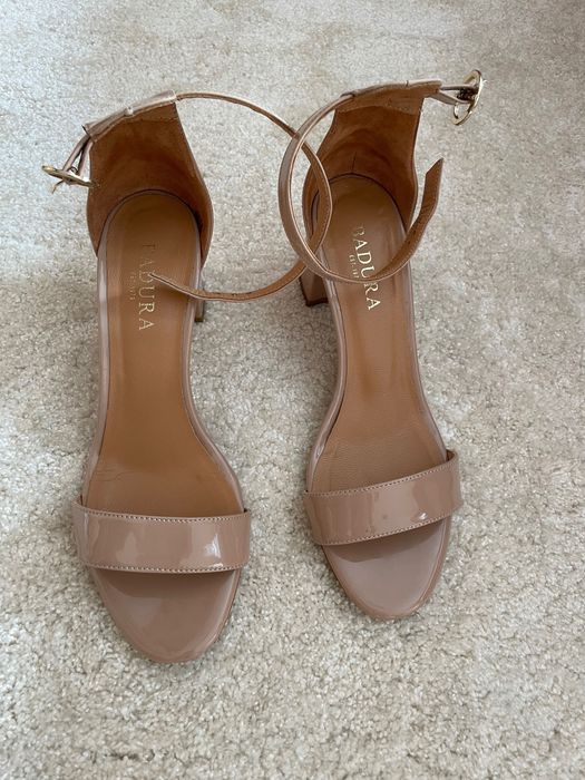 Badura lakierowane sandały na obcasie kolor nude, beżowy rozmiar 39