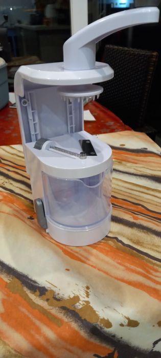 Maquina  para cortar legumes em espiral e outros cortes