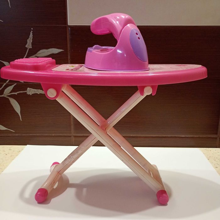 Детская гладильная доска и утюг