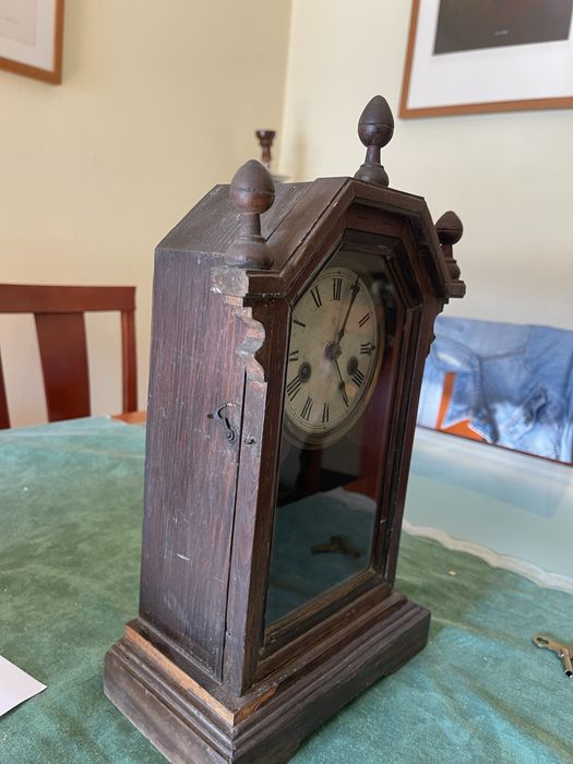 Relógio de Mesa Antigo Junghans a Corda – Estilo Neogótico (Funcional)
