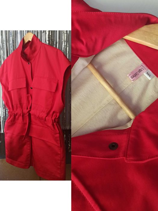 Жіночий жилет-сукня карго з коміром-стійкою яскраво червоного кольору.