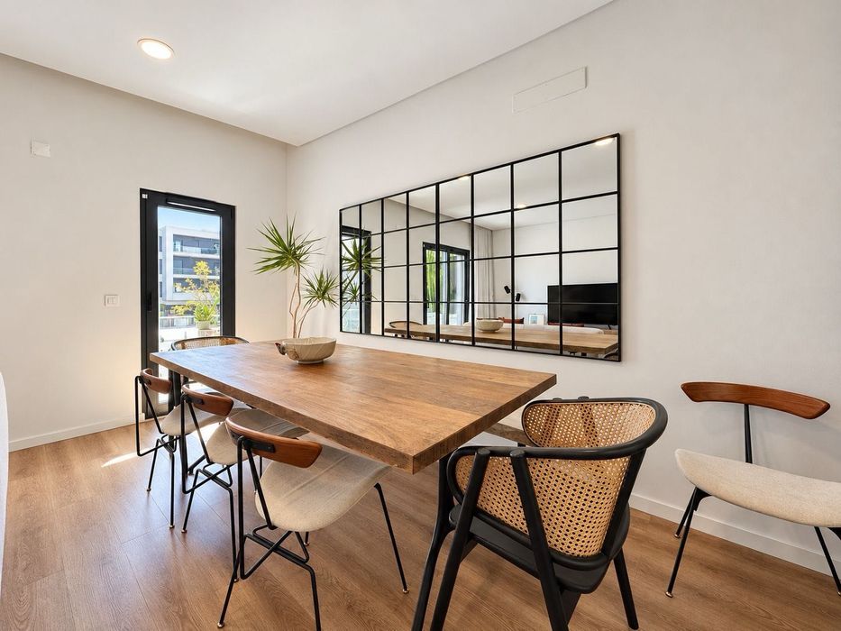T3 único com closet e domótica | Orientação a sul | 2 lugares de garagem com Wallbox | Casal Residence, Pontinha
