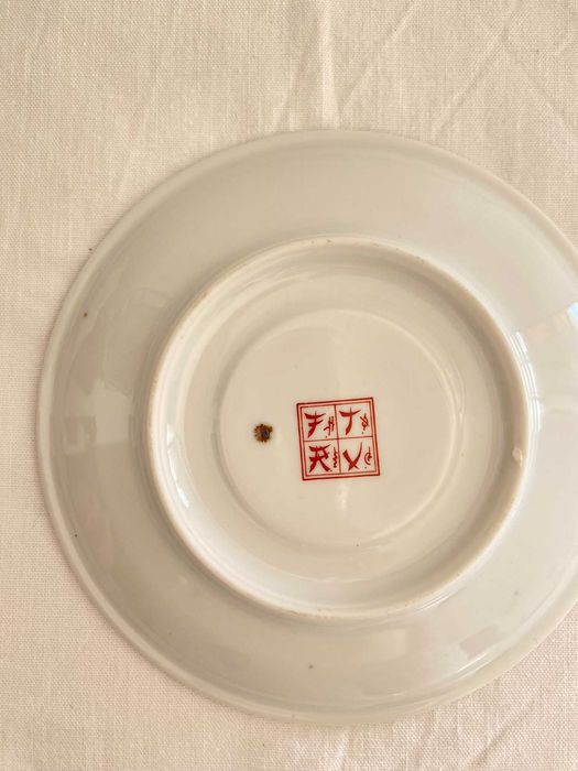 Pequenos pratos decorativos com figuras orientais