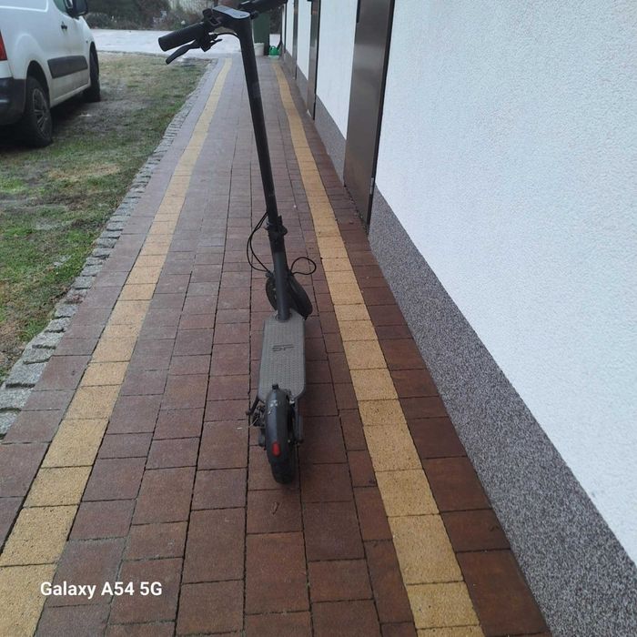 Hulajnoga elektryczna.