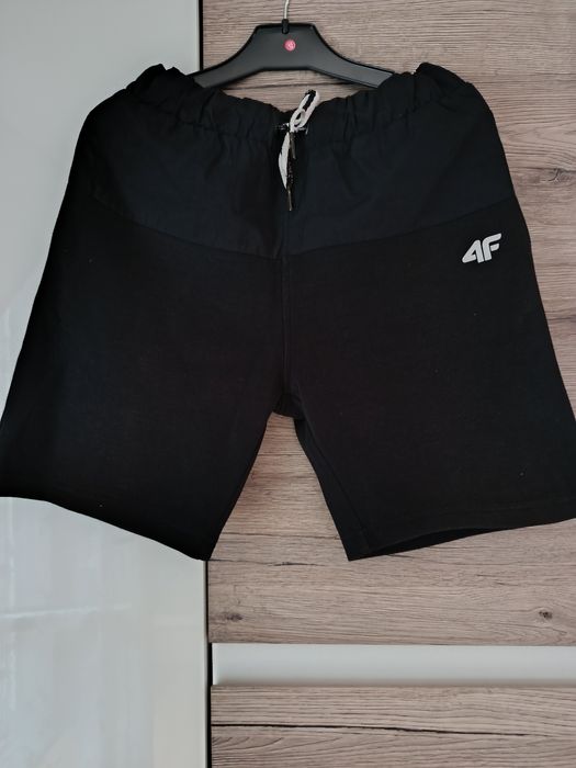 Krótkie spodenki chłopięce na w-f  (9-10 lat)