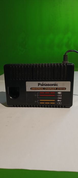 Uniwersalna ładowarka Panasonic.