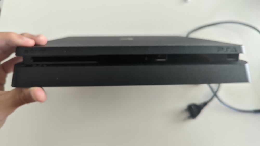 Ps4 + 7 jogos (vai com a caixa original)