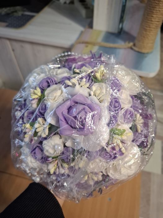 Букет невесты в фиолетово-белом цвете