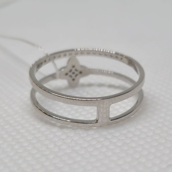 Каблучка з білого золота. Нова. Sovissimo.