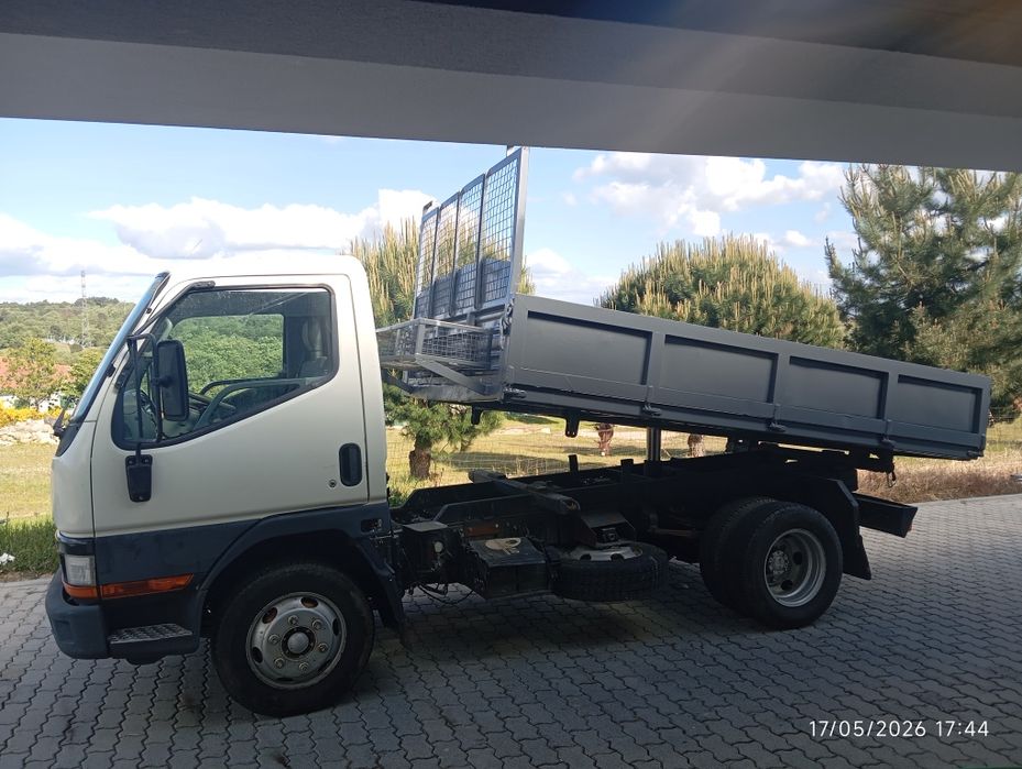 Mitsubishi Canter ligeira de cabine larga