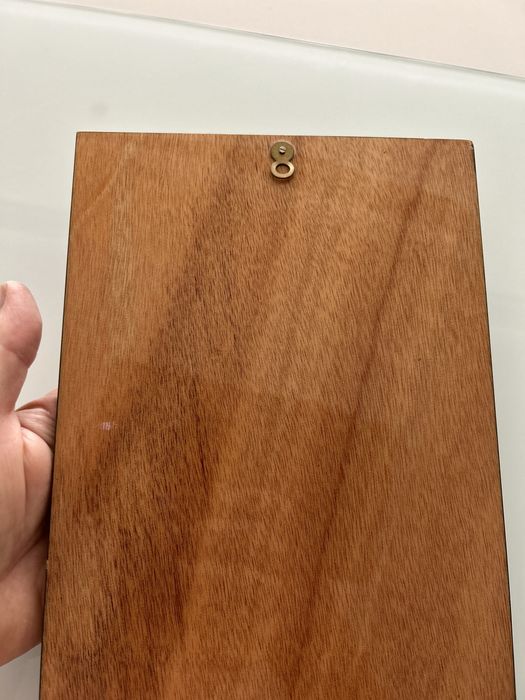 Quadro de madeira com incrustações 38 por 18 cm.