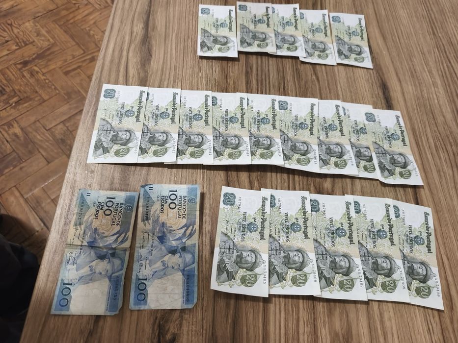 Vendo notas de 20 escudos e de 100 escudos