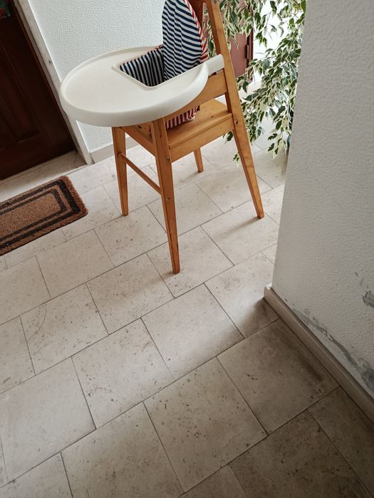 Cadeira de refeição para bebé em madeira