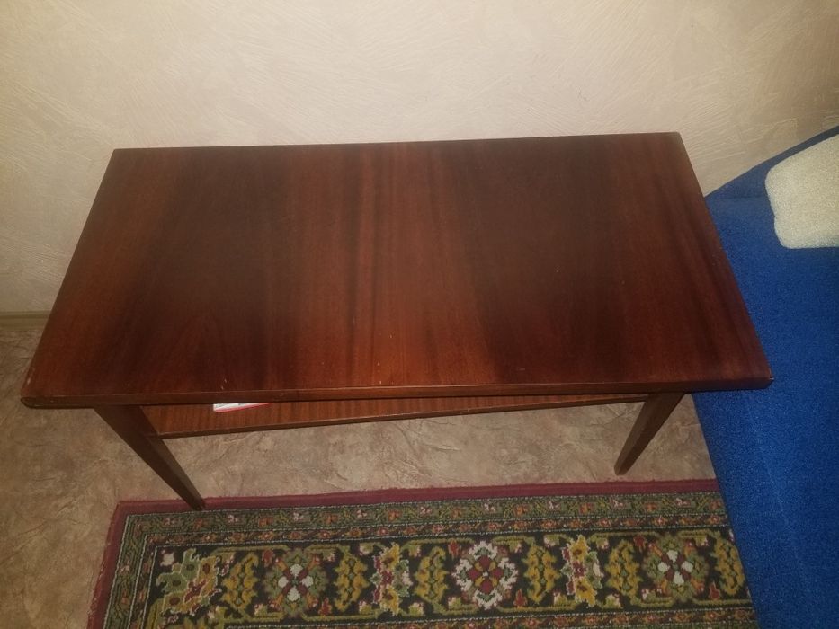 продаю лакерованный журнальный столик