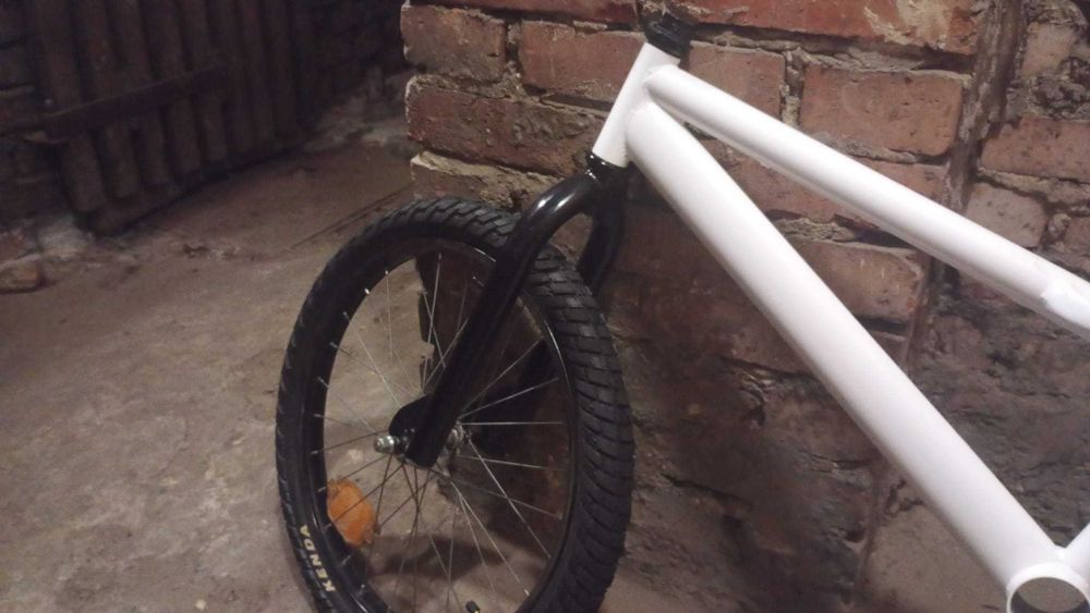 Sprzedaję biało czarnego BMX cena do negocjacji
