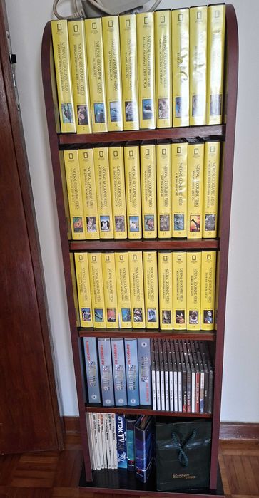 VHS Aviões e livros Guias de armas de guerra + 30 VHS National Geographic - Com armário arquivador